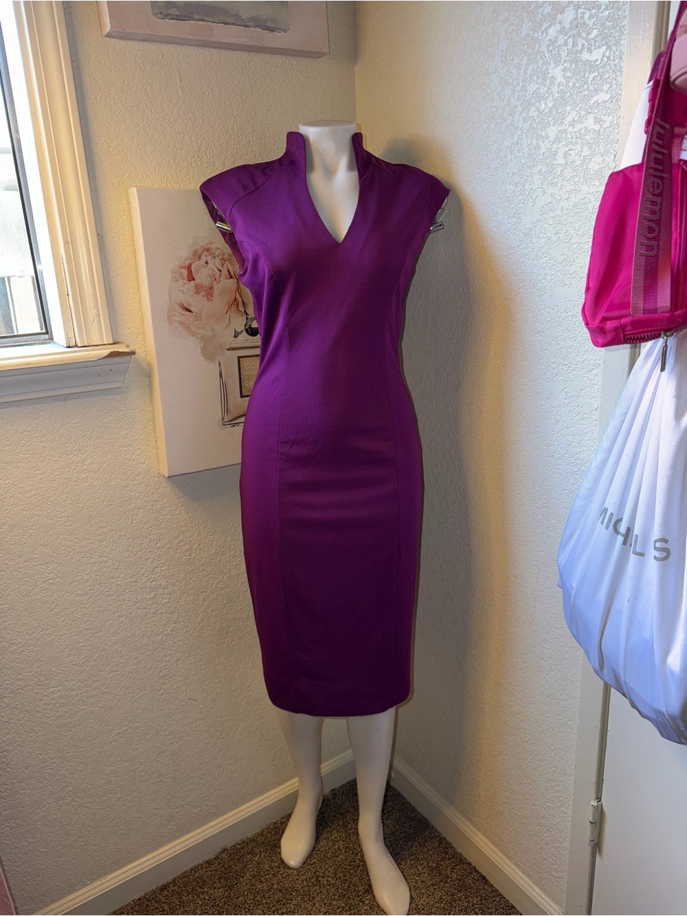 Alexia Admor Violet Fitted V-Neck Cap Sleeve Midi Dress